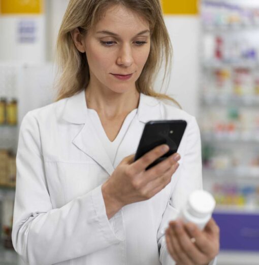 Femme qui scanne un barcode sur un médicament, grâce à la collaboration entre Barcodis et BioMérieux.