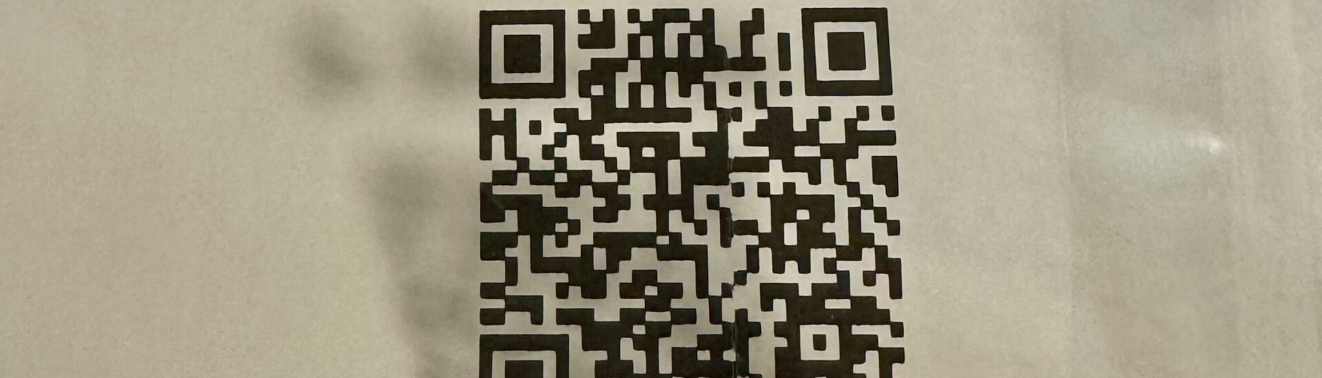 Cette étiquette a été imprimée en utilisant la technologie de transfert thermique, une méthode d'impression qui utilise la chaleur pour transférer l'encre d'un ruban sur le support, garantissant ainsi une impression durable et de haute qualité. Barcodis, votre société, propose une gamme complète d'imprimantes à transfert thermique (TTO) adaptées à divers types d'emballages, avec des largeurs d'impression allant de 32 mm à 128 mm. Ces imprimantes assurent des impressions nettes et durables sur différents films d'emballages flexibles, contribuant à une traçabilité améliorée et à une conformité aux normes industrielles.