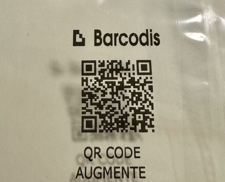Cette étiquette a été imprimée en utilisant la technologie de transfert thermique, une méthode d'impression qui utilise la chaleur pour transférer l'encre d'un ruban sur le support, garantissant ainsi une impression durable et de haute qualité. Barcodis, votre société, propose une gamme complète d'imprimantes à transfert thermique (TTO) adaptées à divers types d'emballages, avec des largeurs d'impression allant de 32 mm à 128 mm. Ces imprimantes assurent des impressions nettes et durables sur différents films d'emballages flexibles, contribuant à une traçabilité améliorée et à une conformité aux normes industrielles.