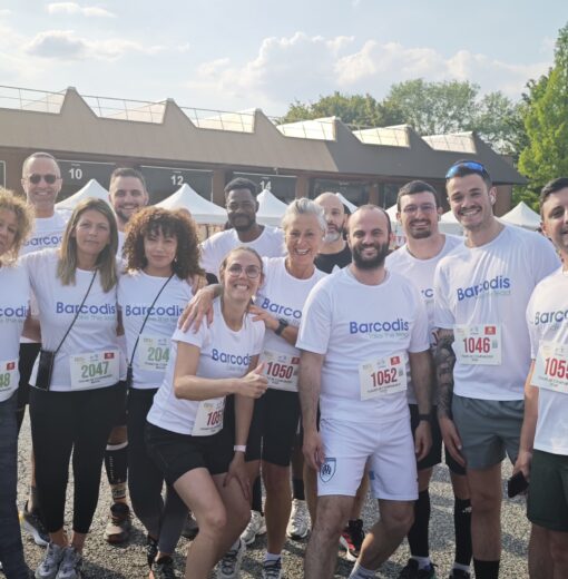 Collaborateurs de Barcodis en t-shirts blancs posant ensemble avant une course solidaire