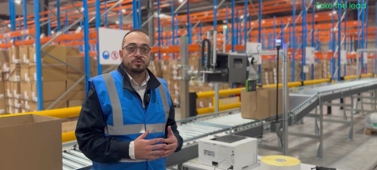 Le commercial rudy qui présente lr projet Barcodis X Lacoste