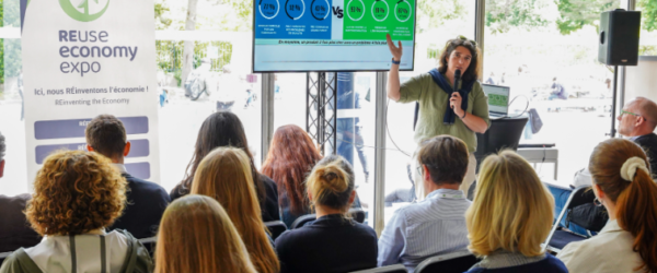 Reu Reu se femmme qui présente des analyses au salon Reu se exopi